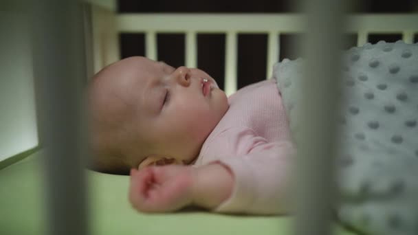 Seitenansicht des schlafenden Neugeborenen Baby Dolly aus nächster Nähe erschossen — Stockvideo