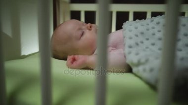Yeni doğan bebek Dolly uyku yan görünüm yakın çekim