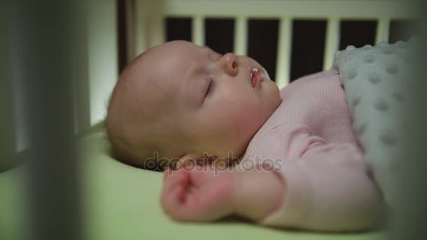 台車は生まれたばかりの赤ちゃんの睡眠の側面をクローズ アップ撮影 — ストック動画