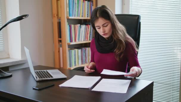 Vážné mladá žena při pohledu na dokumentech. — Stock video