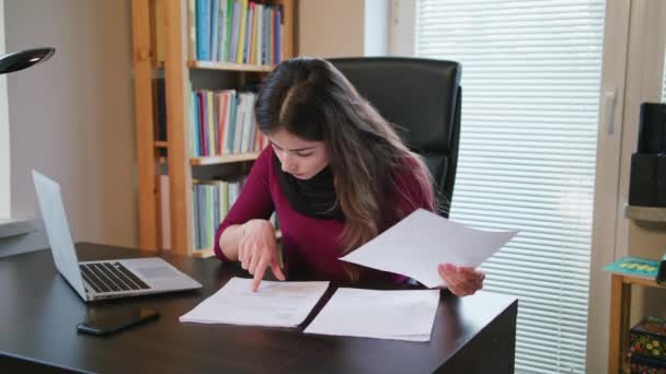 Mujer joven seria mirando documentos . — Vídeos de Stock