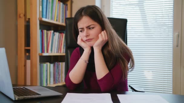 Overweldigd vrouw met documenten en laptop in huis — Stockvideo