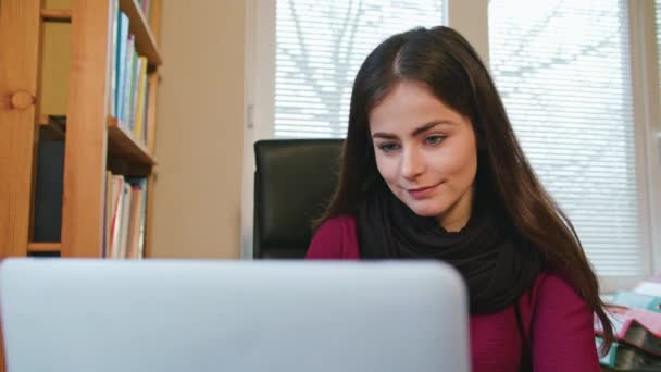 Evde dizüstü bilgisayar üzerinde çalışan kadın — Stok video