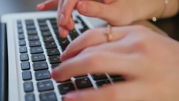 Vrouwelijke handen typen van tekst op Laptop toetsenbord — Stockvideo