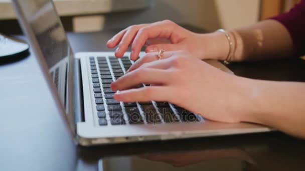 Manos femeninas escribiendo texto en el teclado del ordenador portátil — Vídeos de Stock