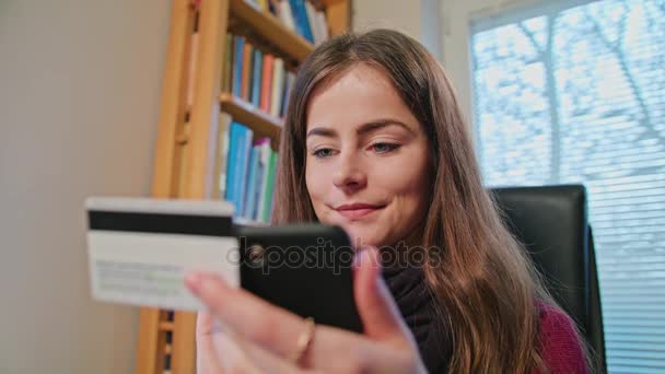 Жінка покупки в Інтернеті з кредитною карткою за допомогою телефону — стокове відео