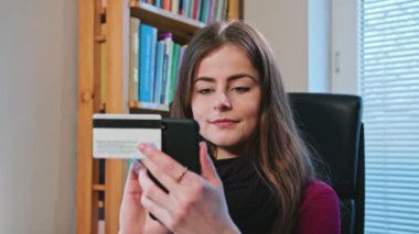 Online Kredi kartı ile telefon kullanarak alışveriş kadın