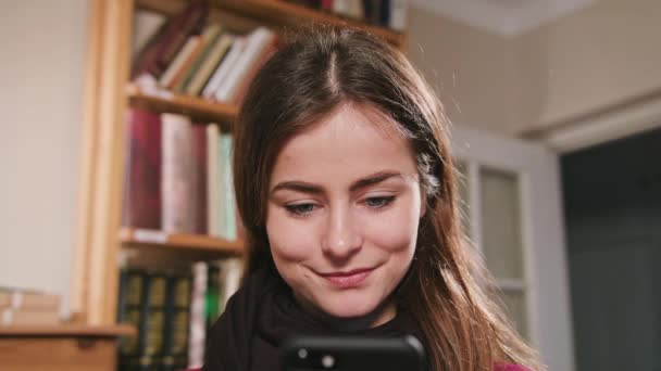 Usmívající se žena pomocí telefonu — Stock video