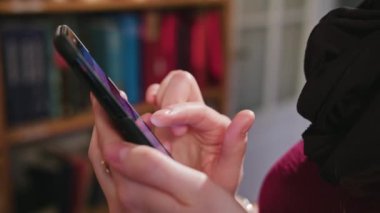 Smartphone kullanarak eller