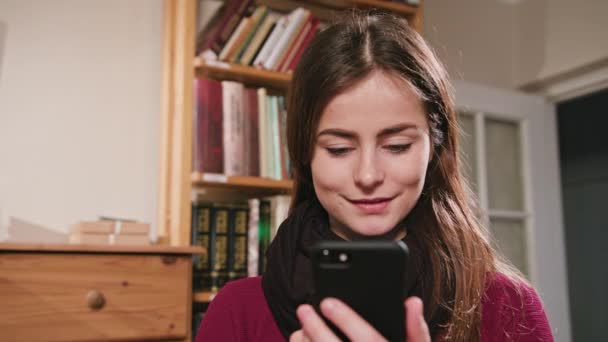 Усміхнена жінка за допомогою телефону — стокове відео
