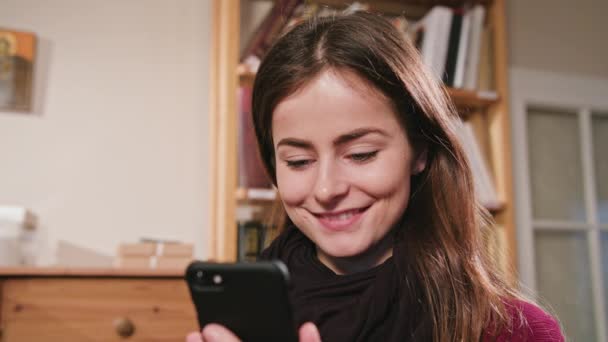 Vrouw met telefoon smiling — Stockvideo