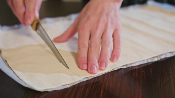 Нарізає тісто для випічки ножем — стокове відео