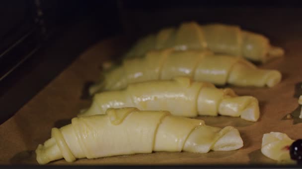 Croissants assados no forno — Vídeo de Stock