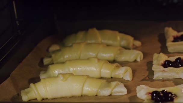 Croissants horneados en horno — Vídeo de stock