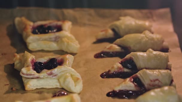 Bagels con cerezas horneadas en horno — Vídeo de stock