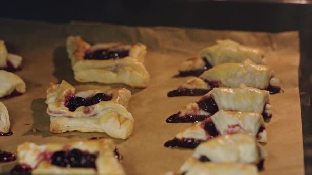 Bagels con cerezas horneadas en horno — Vídeo de stock