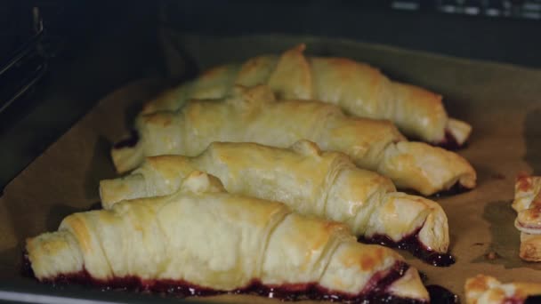 Croissants horneados en horno — Vídeos de Stock