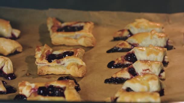 Bagety s višněmi, pečené v troubě — Stock video