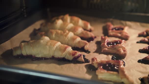 Bagel con ciliegie al forno in forno — Video Stock