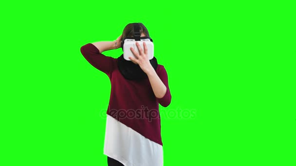 Donna abbassa occhiali realtà virtuale — Video Stock