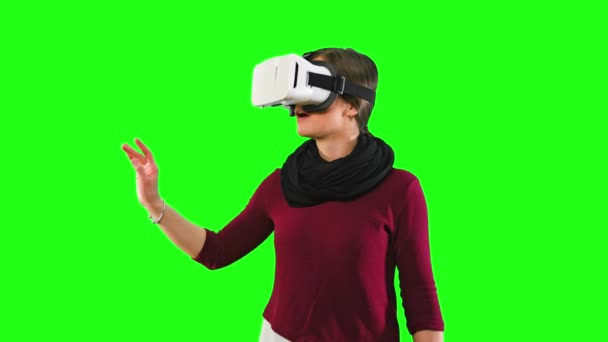 Жінка повертає голову з гарнітурою VR . — стокове відео