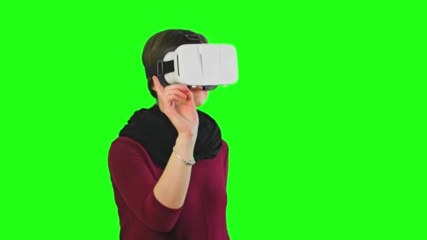 Kadın kafasını bir Vr kulaklık üzerinde ile dönüm. — Stok video