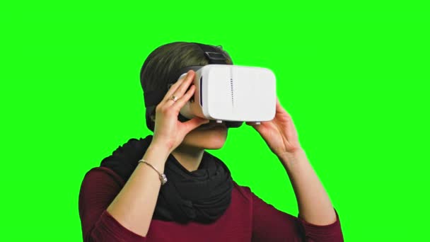 Donna che gira la testa con un visore VR acceso . — Video Stock