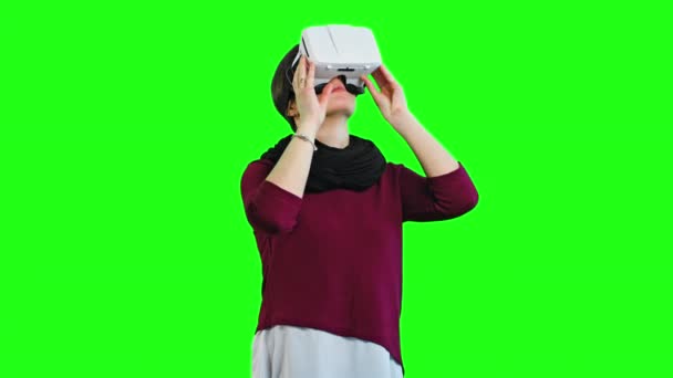 Wanita memutar kepalanya dengan VR Headset On . — Stok Video