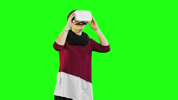 Donna che gira la testa con un visore VR acceso . — Video Stock