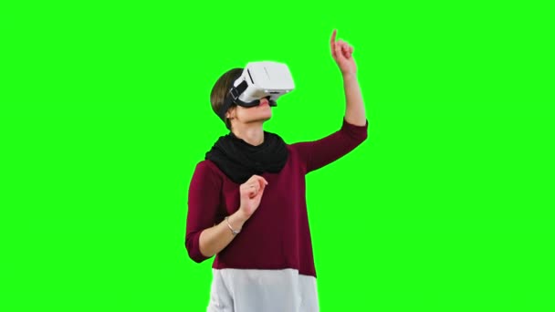Жінка повертає голову з гарнітурою VR . — стокове відео