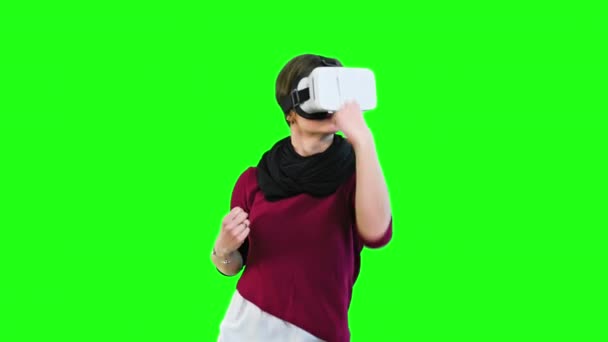Donna Boxe con un auricolare VR. — Video Stock