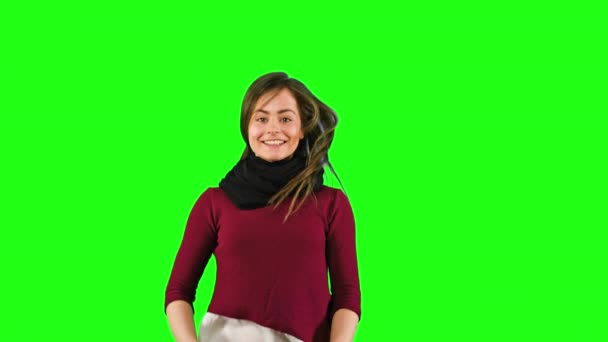 跳上孤立的绿色背景的女人 — 图库视频影像