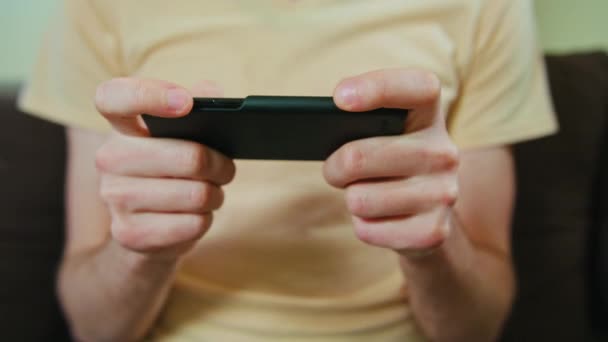 Homem jogando jogos no smartphone — Vídeo de Stock