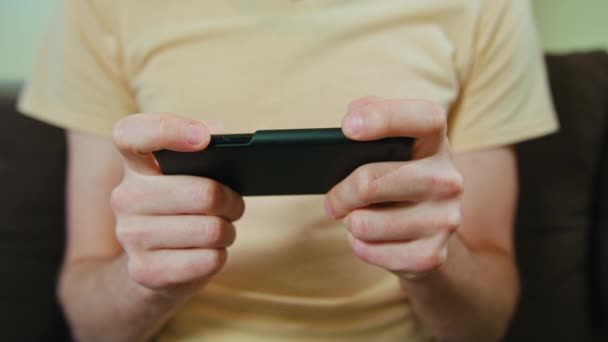 Hombre en el hogar Juego en Smartphone — Vídeos de Stock