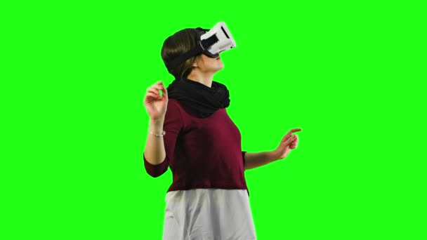 Femme tournant la tête avec un casque VR allumé . — Video
