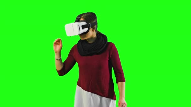 Mulher virando a cabeça com um fone de ouvido VR ligado . — Vídeo de Stock