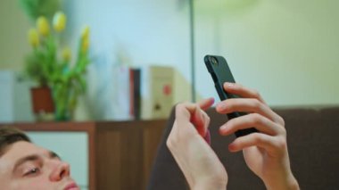 Adam kanepede döşenmesi ve istimal hareket eden telefon