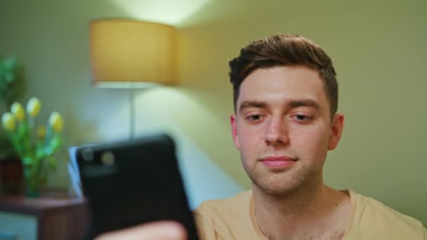 Usmívající se muž pít a používat mobilní telefon — Stock video