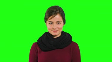 Genç bir Bayan gülen ve onun parmak işaret