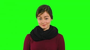 Genç bir Bayan gülen ve onun parmak işaret