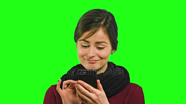 Een jonge dame chatten op de telefoon — Stockvideo