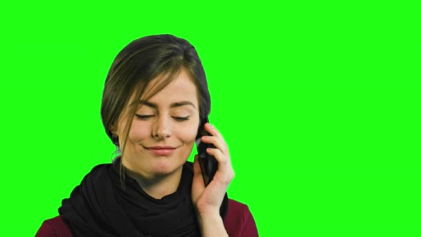 Молода леді розмовляє по телефону — стокове відео