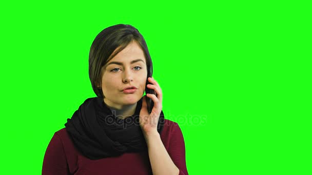 En arg ung dam som pratar i telefon — Stockvideo