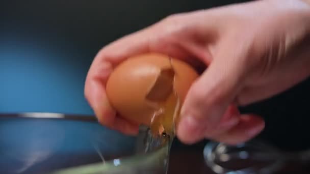 Mano humana rompiendo un huevo — Vídeo de stock