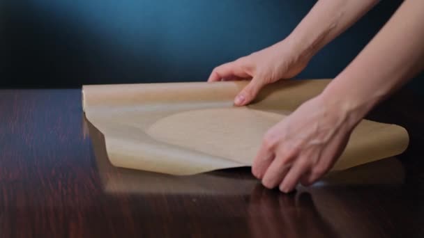 Koken snijden van een deel van het bakken van papier met een schaar. — Stockvideo