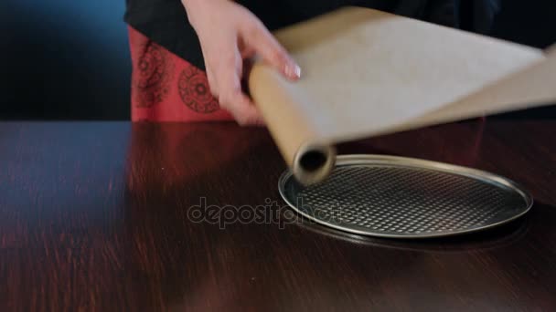 Koken snijden van een deel van het bakken van papier met een schaar. — Stockvideo