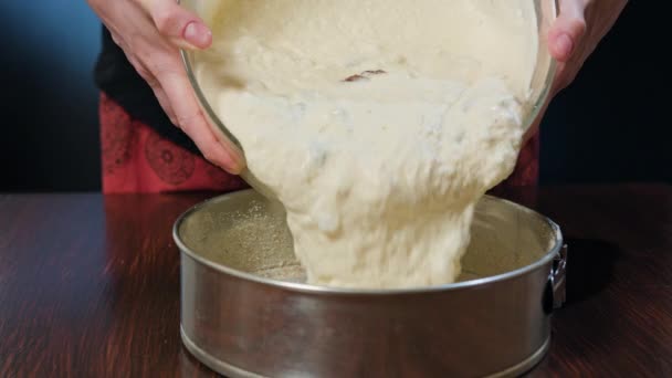 Cuire Placer la pâte à fromage dans un moule à pâtisserie — Video