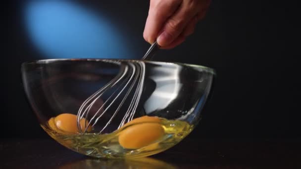 Mezcla de huevos en un tazón de vidrio con un whisky — Vídeos de Stock