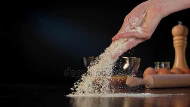 女手洒在桌子上的面粉 — 图库视频影像