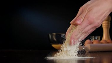 Eller masanın üzerine un dökülüp